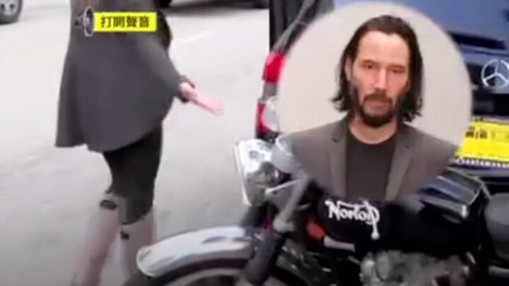 Xe máy của Johnny Bạc Tay bị một nữ tài xế đâm trúng