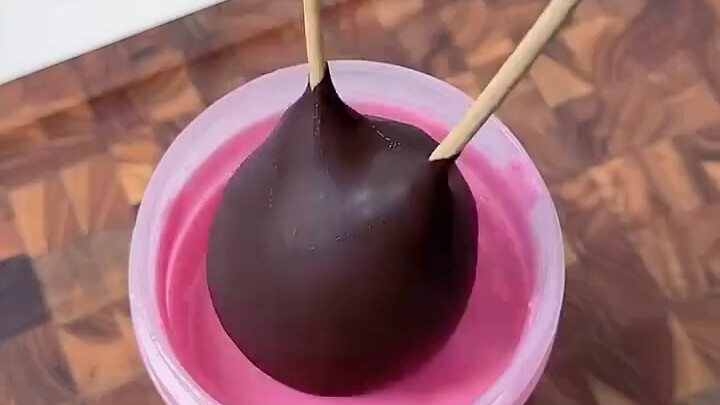 Berapa lapis cokelat yang harus dimakan agar bisa menemukan buah anggur?