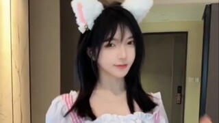 This hot girl dances