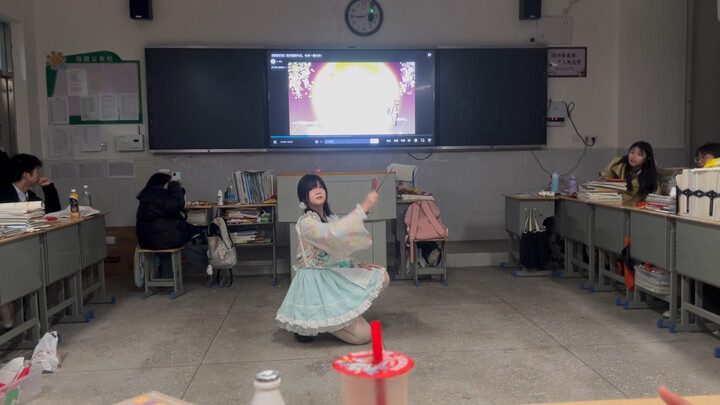 Gửi trăng sáng trong đêm gala mừng năm mới! Lần đầu tiên biểu diễn tại gala mừng năm mới!