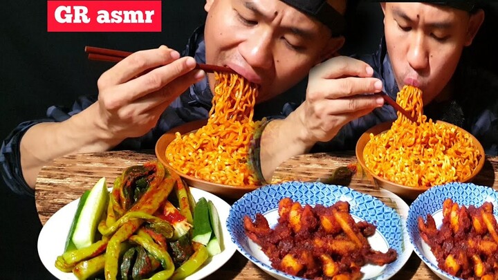 asmr, eat noodles and red sauce octopus/asmr,makan mie dan gurita saus merah