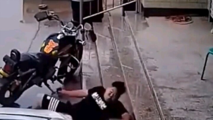 台阶: 换身衣服我就不认识你了？