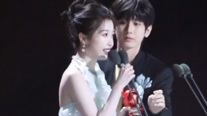 Phản ứng khi quên lời phát biểu nhận giải của Dư Thư Hân – Thành Nghị: “Bạn học cũ ơi, để anh giúp b