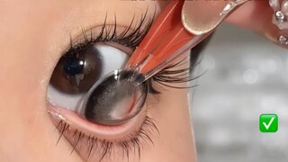 Satu menit mengajari kamu cara memakai dan melepas lensa kontak berwarna dengan benar‼️ Versi mudah 