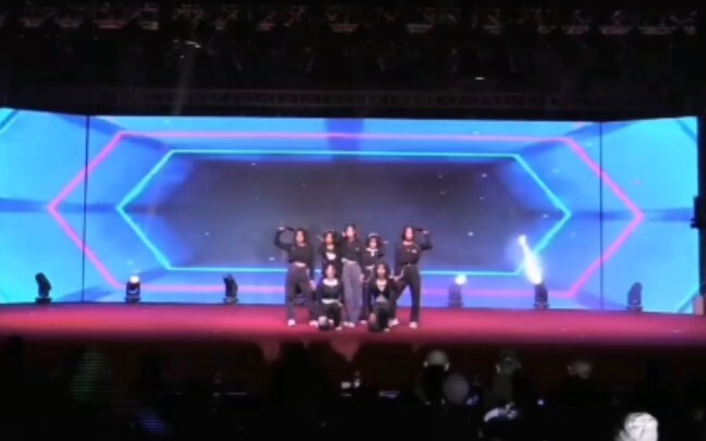 Hengyang No. 3 Middle School New Year's Eve Gala Hard Candy Girls 303 double ponytail dance