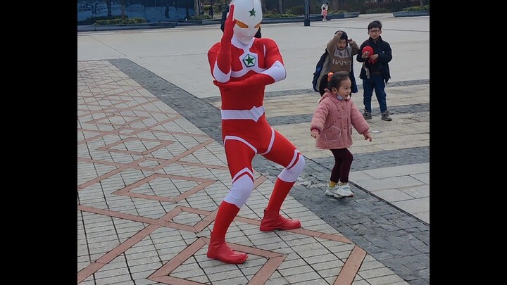 Fulfill the promise! What will it be like when Ultraman Jonias lands in People's Square? (Over 200 l