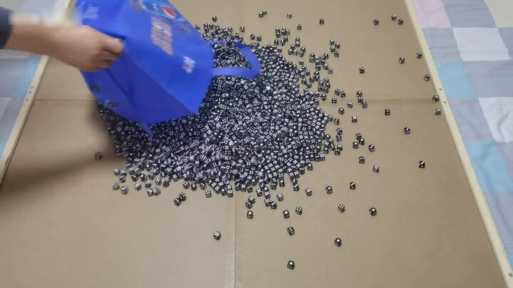 Use dice to make Shuichi Akai look like