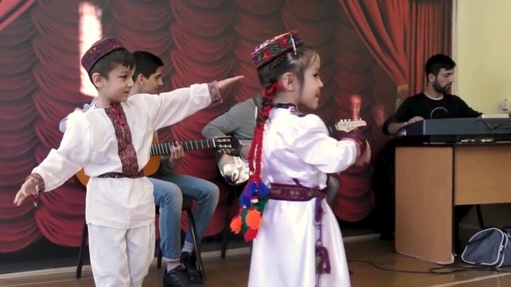 【طاجيكستان】 رقصة بامير (البنت الصغيرة ترقص بشكل لطيف أليس كذلك)