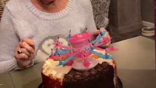 过84岁生日的老奶奶，看到生日蜡烛后，兴奋的像个小孩子