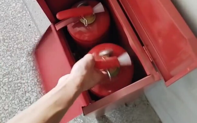 Đã nghỉ học rồi, quà tặng của nhà trường cũng khá nhiều