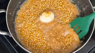 网友在家自制“焦糖爆米花”