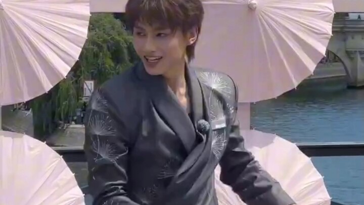 Junhui menari thunder, super, dan limbo di jalanan Paris, plus menampilkan seni bela diri! Kucing ke