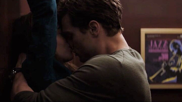 [Fifty Shades of Grey] ไม่ใช่ลิฟต์ของคุณ จูบในนั้นผิดตรงไหน?