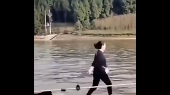 اضغط أعجبني للنقطة السوداء الصغيرة!