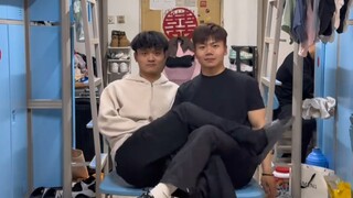 男生带着室友教大家，多人如何一起翘二郎腿！！