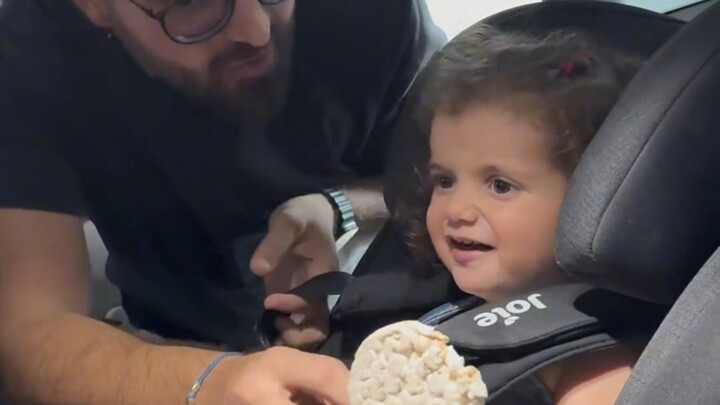 Si bayi imut nggak mau dipangku ayah, cuma mau dipangku ibu—ayah pun terpaksa keluarin triknya sendi