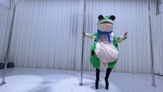 "Frog pole dancing show, the explosive dancing skills stun the humans!"