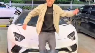 ركل بقدميه حتى تحطم جدران المنزل الخاوية