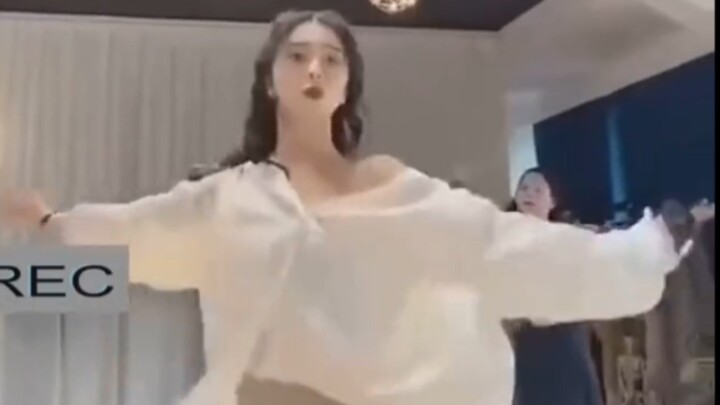 University dance club recruits new members, don't praise, have some shame