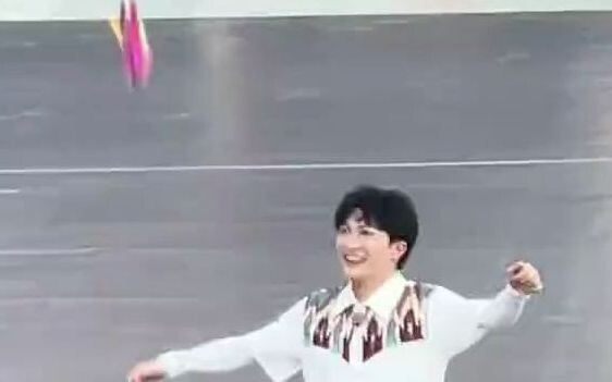 [Zhou Shen Run Xinjiang Reuters] Laughing to death! Zhou Shen kicks shuttlecock, is he going to asce