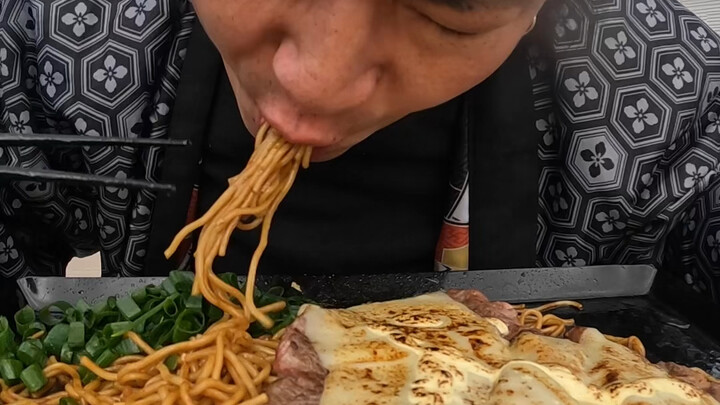 يوم راحة سائق الشاحنة الياباني: يأكل ستيك مع صلصة مقلية!