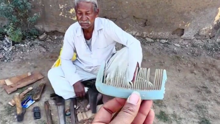 Kakak laki-laki dari India memperbaiki sebuah sisir