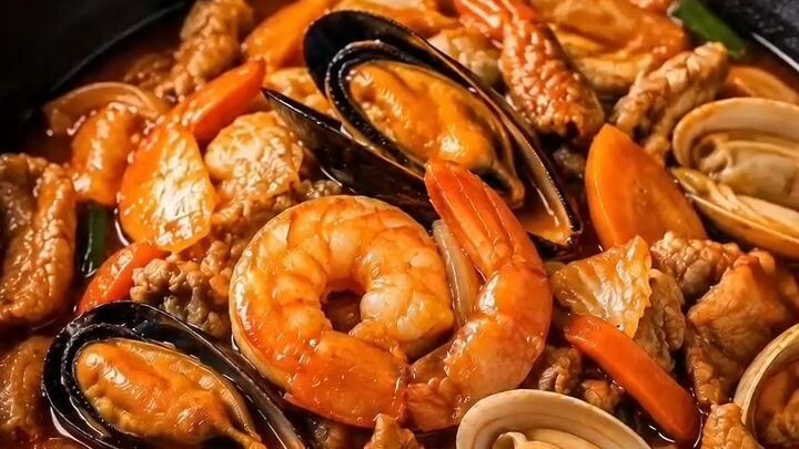 จัมปงน้ำซุปเข้มข้น เครื่องแน่น เผ็ดร้อนถึงใจ 🔥🍜韩式辣海鲜汤面，汤汁浓郁、配料超丰富，香辣过瘾！🔥🍜