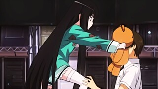 "Ngửi đi, nói cho ta biết, con gấu nhỏ này khi ngủ có đổ mồ hôi không?"