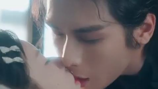 CEO terlihat dingin, tapi dia sangat posesif—tak izinkan pria mana pun mendekati