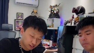 แข่งหมากฮอสห้าตาในห้องนอน เพื่อนร่วมห้องโกงซ้ำแล้วซ้ำเล่า ดูวิธีที่ฉันจัดการพวกแกเลย!