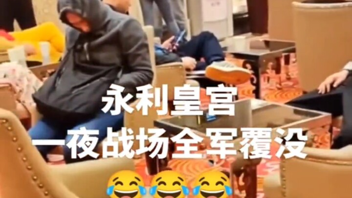 Gambler TV: Di depan pintu kasino berserakan para penjudi yang kehilangan semua uangnya