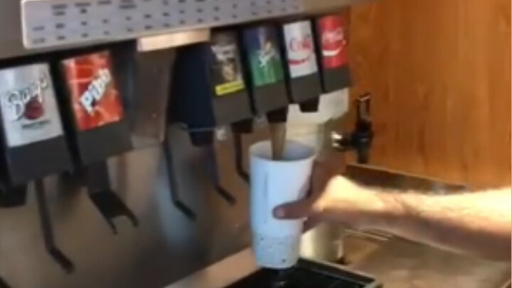 Cara yang tepat untuk menambahkan es ke dalam Coca-Cola Zero