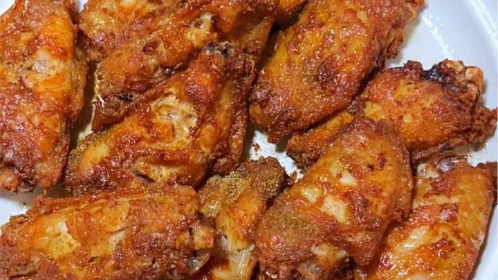 Mom’s salt-and-pepper chicken wings are so fragrant! The bones come off with ease— I’m scarfing them