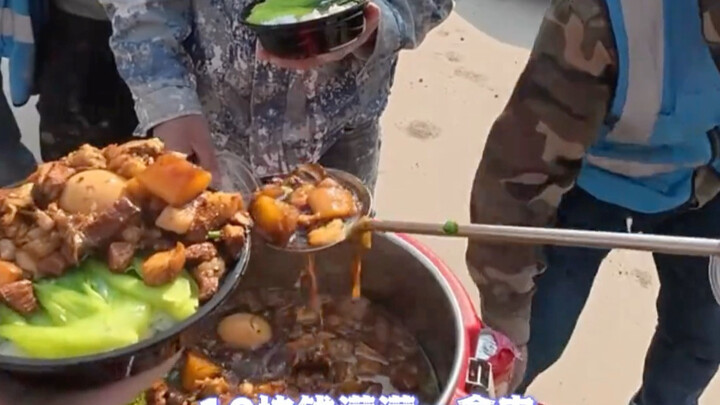 هذا حقًا طبق الأرز باللحم المنقوع الذي ينتمي إلى الشعب!