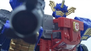 Legacy Evolution C-Class Versi A Tampilan kesesuaian dan proporsi transformasi Optimus Prime (Thunde