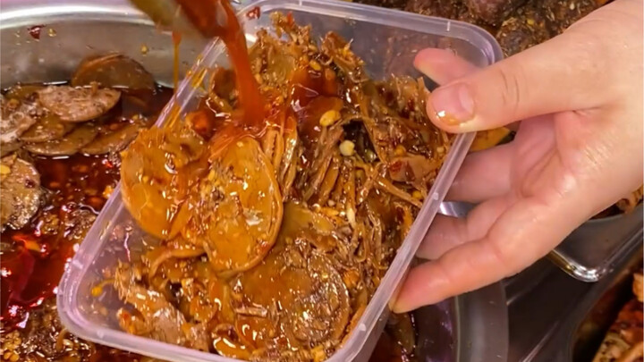 Saya jadi tertarik dengan penjual ayam yang diikat di pasar ini, ternyata makanan lezat memang terse