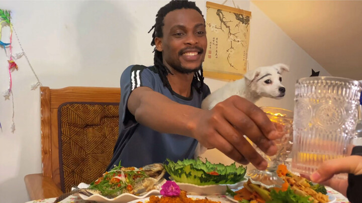 เพื่อนตัวน้อยกับอาหารจีน อร่อยหรือเปล่าไม่รู้ แต่พวกเรากินหมดแล้ว