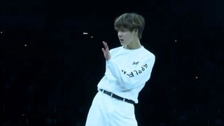 إنه حقًا يستمتع بالرقص ويحبه! جيه جيه (jayjay) على خشبة المسرح بشكل رائع