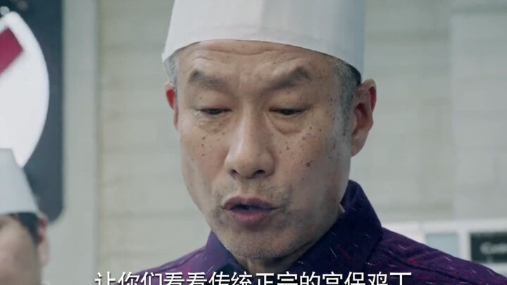 Khách hàng chê món ăn không đúng chuẩn, nào ngờ cụ ông đích thân vào bếp trổ tài, khiến tất cả đều t