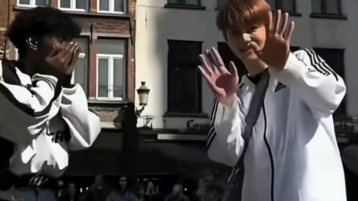 คลิปชางฮ่าวบุกเข้าไปในเฟรมกล้องของแฟนๆ บนโซเชียลต่างประเทศมีคนกดไลก์กว่า 4 หมื่นแล้ว ส่วนคลิปบนติ๊กต