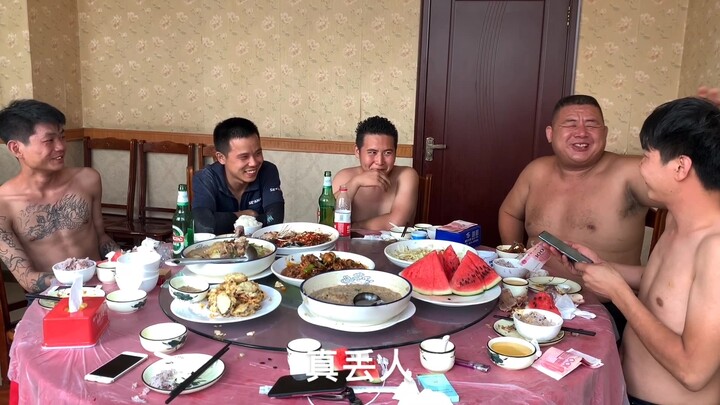 Công trường phát lương, dẫn anh em đi ăn liên hoan ở nhà hàng lớn, gọi tám món chính cho đã thèm, nh