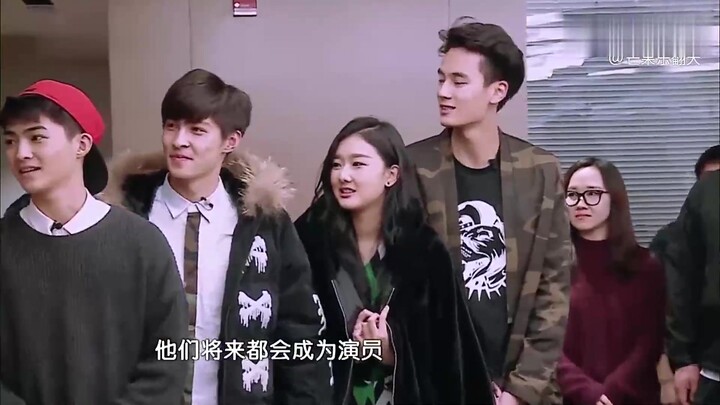 Park Chanyeol muncul tiba-tiba di “Kelas Satu”, pakai cara menghafal nama yang lucu banget sampai bi