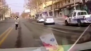 警察：你给我整的不自信了