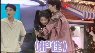 杨超越丁禹兮转圈抱公主抱
