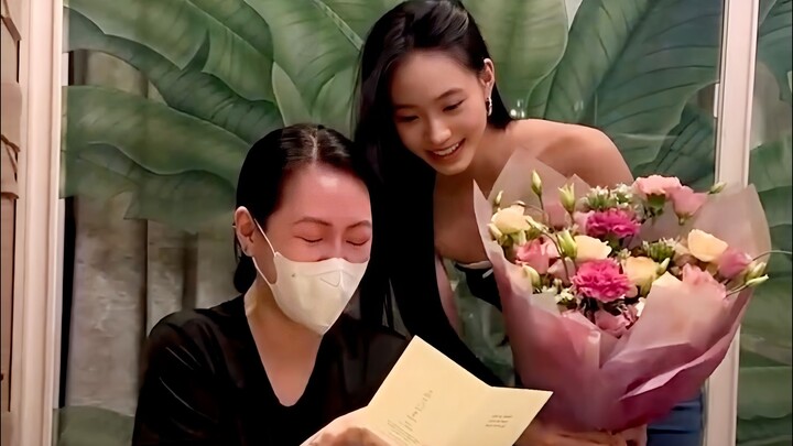 小S「二女儿每次都要把我弄哭😭 大女儿的卡片我都怀疑她是临时赶出來的🤣but 我都爱🥰 许老三就是许老三，不煽情、讲重点、没了！但却很可爱🤣」