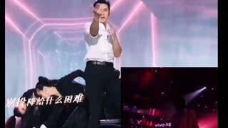 John said that you can't dance alone if you pay the bill, so Duoduo danced with Yaoyao in the backgr