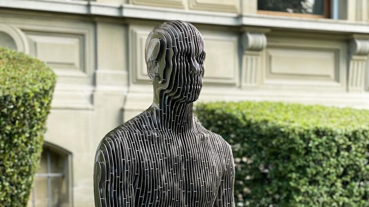 Can a sculpture become invisible?