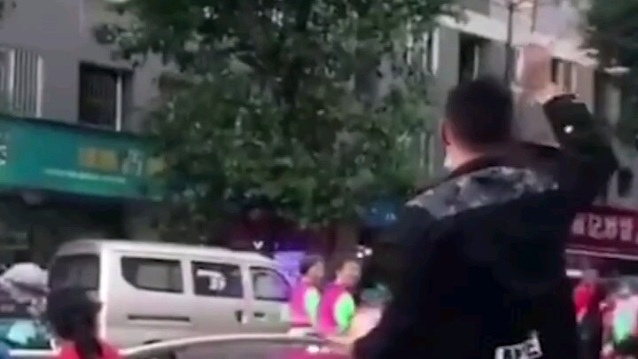 Đã từng thấy người xin dùng ké Wi-Fi, nhưng xin dùng ké nhạc nền thì đây là lần đầu!