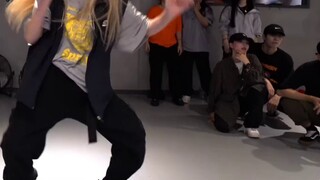 【Justjerk Dance Studio】สาวผมบลอนด์คนนี้เซ็กซี่มาก! ท่าเต้นฟองสีดำสุดเร้าใจของ Cheshir บอกเลยว่าเซ็กซ