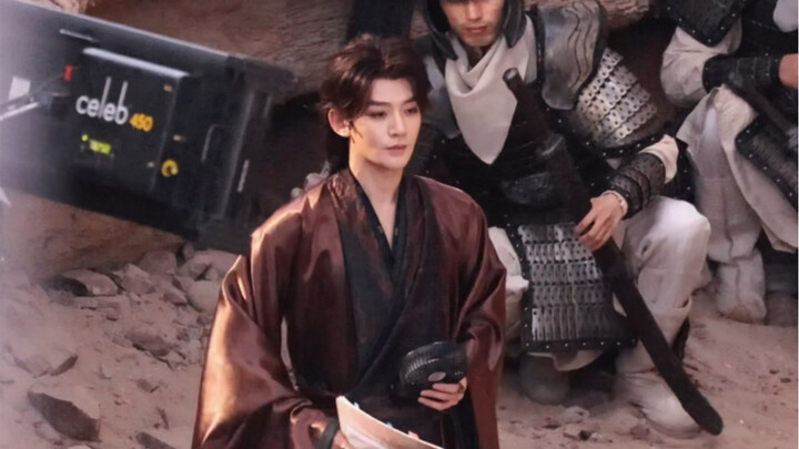 Deng Wei came in as a walking fan.